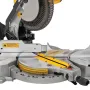 Sierra Ingleteadora DeWALT 10” 1.600 W DWS713-B2 Sierra Ingletadora - en uso