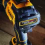 Taladro-Atornillador Percutor Inalámbrico DEWALT FLEXVOLT DCD999B de 20V MAX Taladro percutor inalambrico - en uso