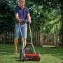 CORTA CÉSPED MANUAL | Ancho de corte: 30 cm/Vol. Recolector: 16 lts Herramientas de Jardin - en uso