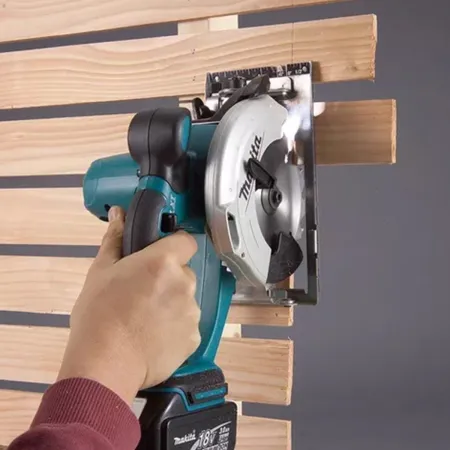 Sierra Circular 5-3/8 (136 mm)  3.600 rpm. (0°:51mm / 45°:35mm) 2,7 kg. / 2 Baterías Li-ion 3,0Ah + Cargador Herramientas