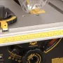 Sierra de Banco Dewalt 10 1800W DWE7470 - en uso