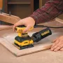 Lijadora Orbital DeWALT DWE6411-B2C 1/4 Pliego 225 W - en uso