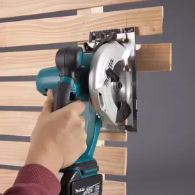 Sierra Circular 5-3/8 (136 mm)  3.600 rpm. (0°:51mm / 45°:35mm) 2,7 kg. / 2 Baterías Li-ion 3,0Ah + Cargador Herramientas