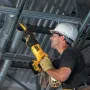 Sierra Sable Inalámbrica 20V Dewalt DCS380B-B3 Herramientas - en uso
