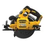 Sierra Circular Inalámbrica 7-1/4” 60V MAX FLEXVOLT XR DeWalt DCS578T2-B2 Herramienta inalambrica sin bateria - en uso