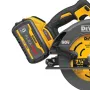 Sierra Circular Inalámbrica 7-1/4” 60V MAX FLEXVOLT XR DeWalt DCS578T2-B2 Herramienta inalambrica sin bateria - en uso